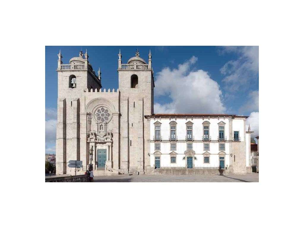 Fantástico T1 com varanda para a Praça Almeida Garrett (Estação de ...-17