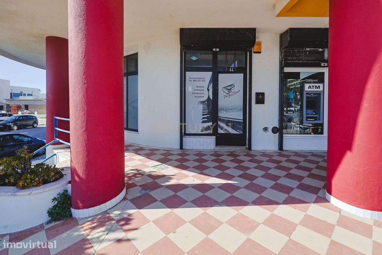Espaço comercial à venda em zona premium com várias montras, junto à p-8