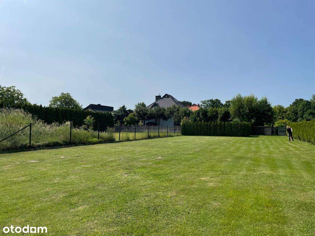 Piękna ogrodzona działka budowlana z mediami-0