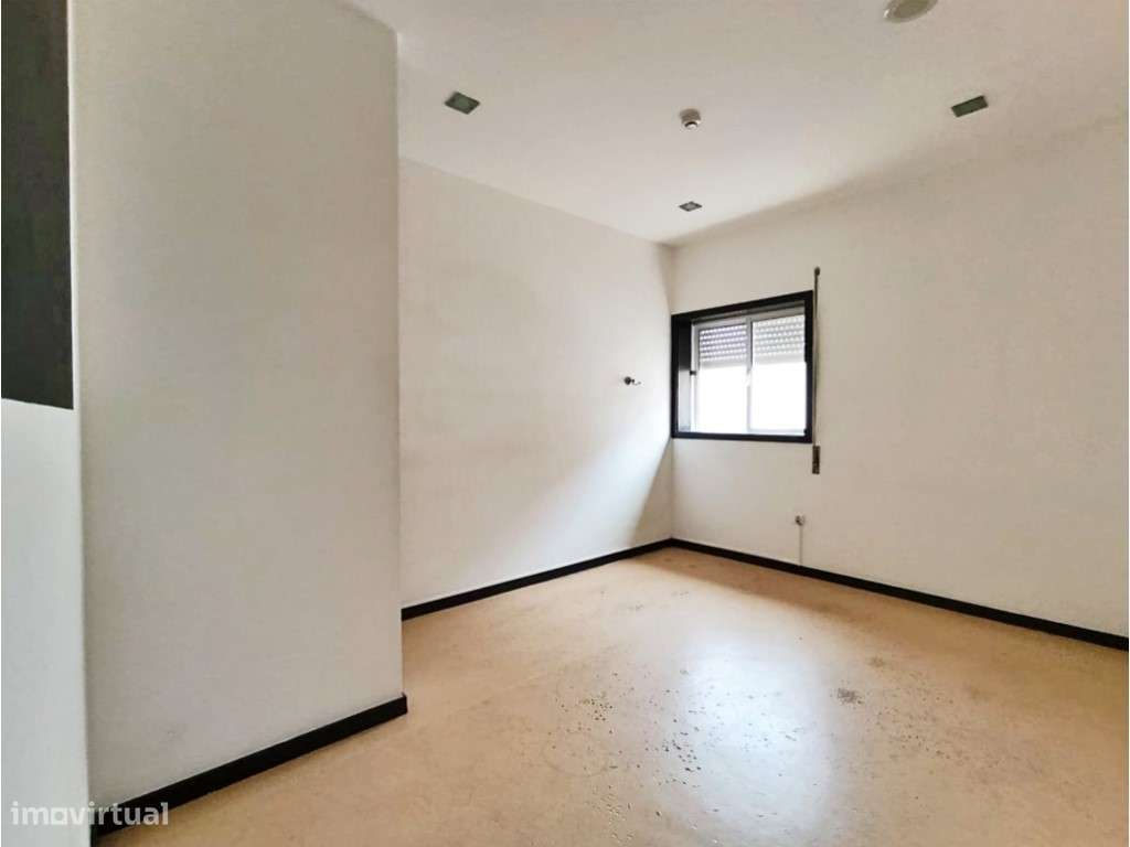 Loja com 145 m² | Excelente Localização junto ao Metro-11