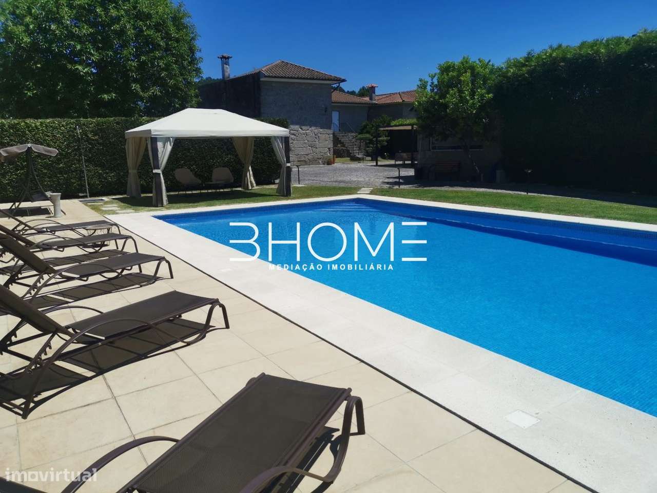 Propriedade com Casa em Pedra, T6, com piscina e campo de jogos-37