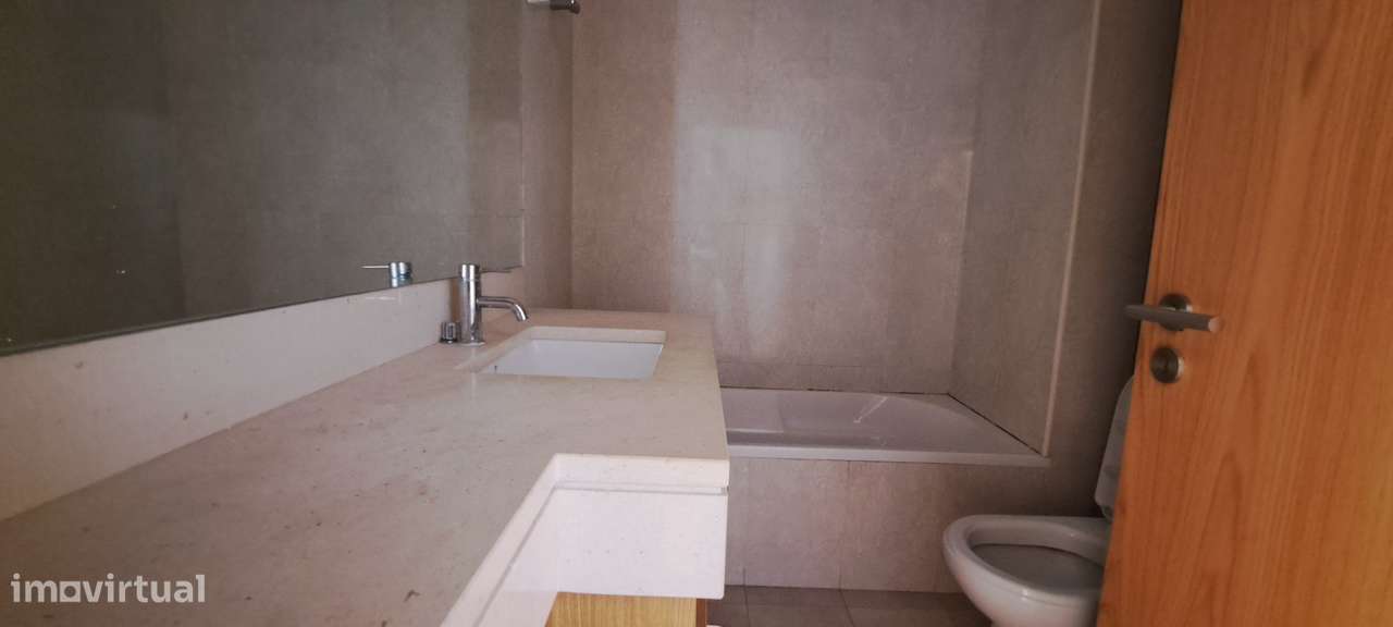 Apartamento T4 com 156m²,estacionamento, 2 arrecadações Samora Correia-13