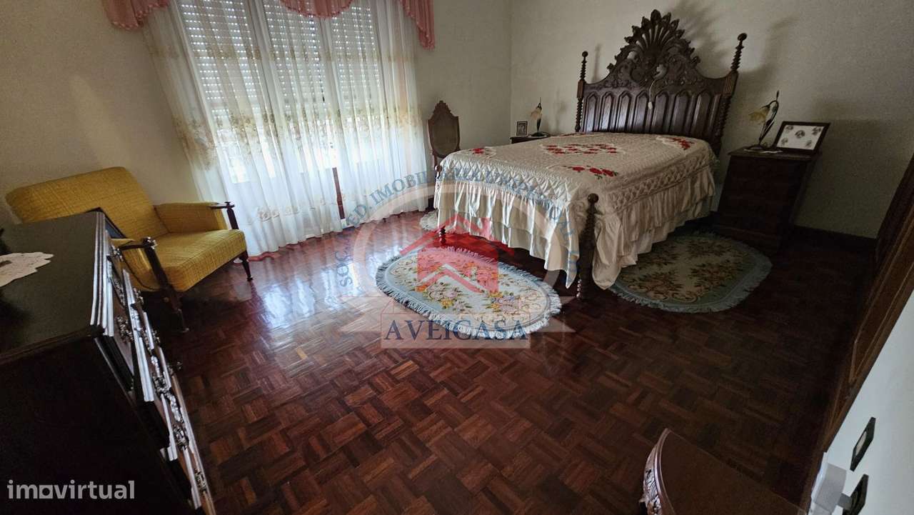 Moradia isolada T5 em bom estado com quintal e garagens-17