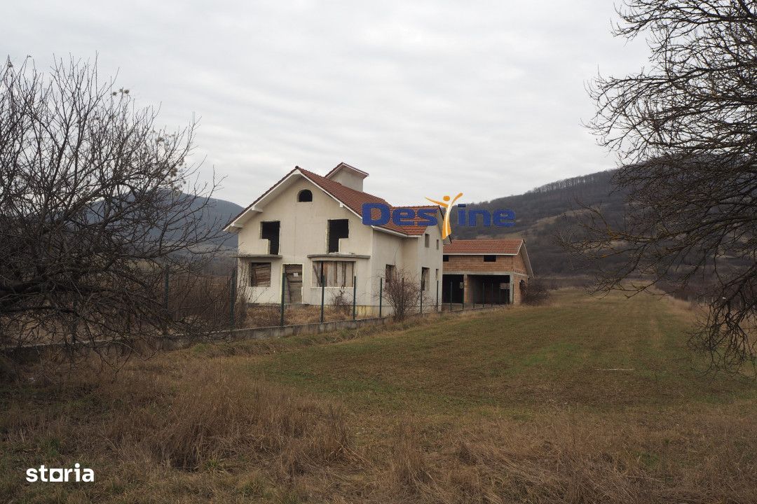 VAND CASA + 5800mp TEREN, ZONA LINISTITA, URISOR