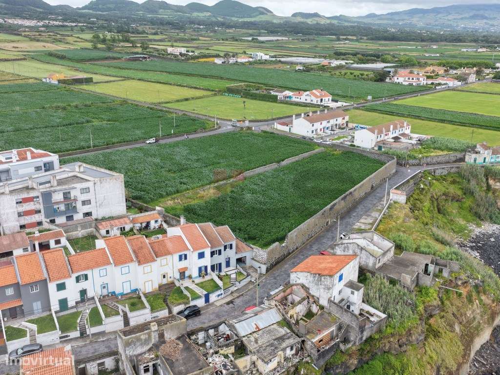 Moradia T4 com Garagem e Quintal nas Calhetas - Ribeira Grande-36