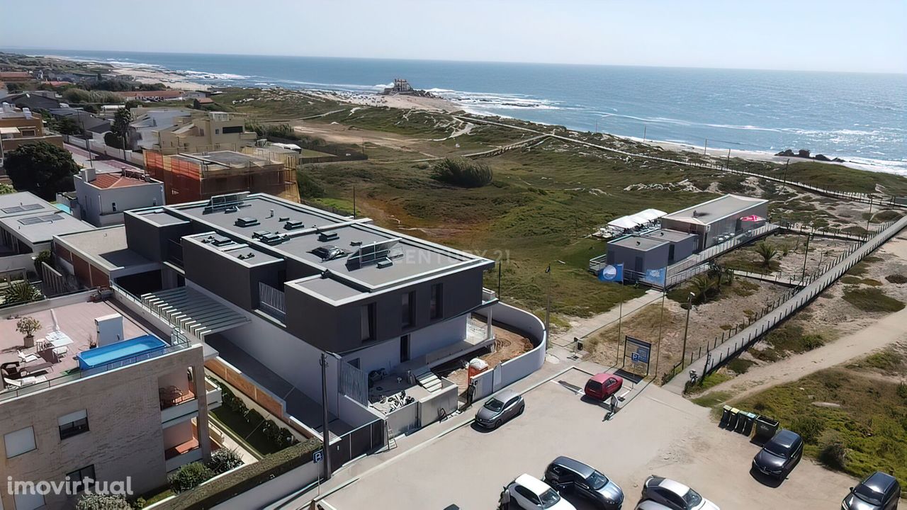 Moradia com 4 suítes com 4 closet em Miramar Praia da Sãozinha!