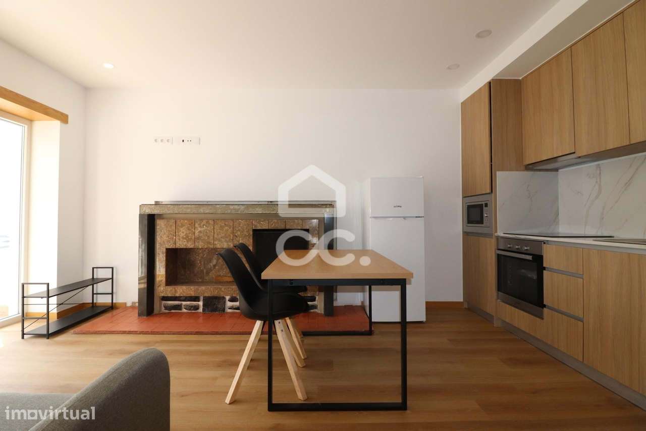 Moradia totalmente remodelada com 6 apartamentos T2 junto à Dias da Si-25