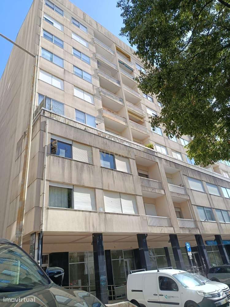 Apartamento T4 na Avenida Fernão de Magalhães — Espaço, Potencial e Di-10