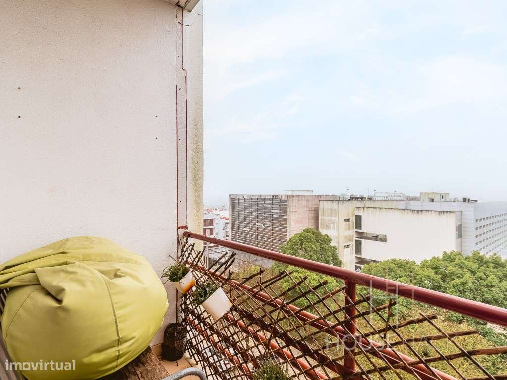 T2 Remodelado no Pragal com vista rio e duas varandas-22