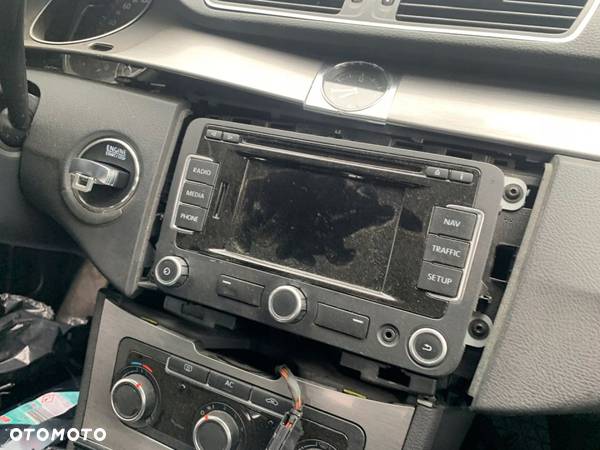 VW Passat B7 oryginalne radio CD NAVI AUX - 1