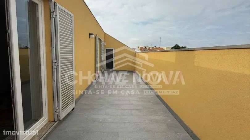 Apartamento T2 no último andar com 3 varandas e garagem-11