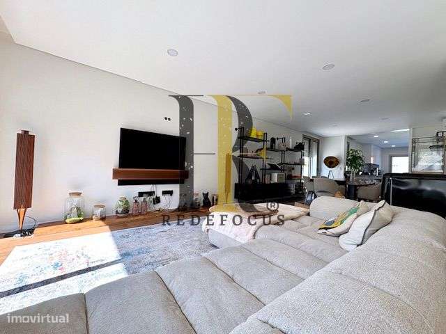 Moradia T4 de Luxo com Piscina e Jardim em Esmoriz-7