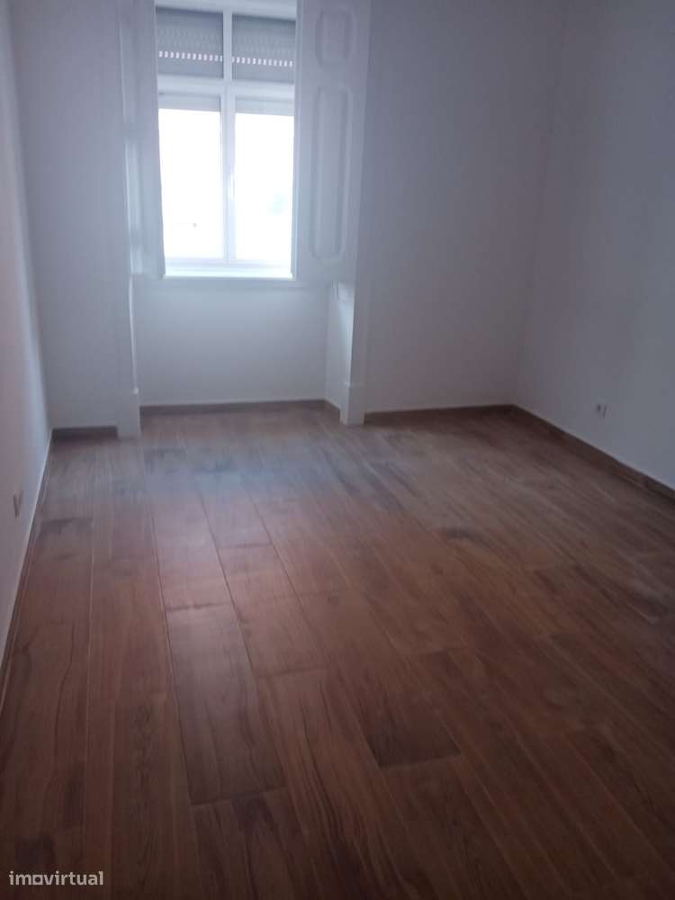 Excelente T1+1 com terraço junto ao Alto de S. João em Penha de França - Grande imagem: 4/23