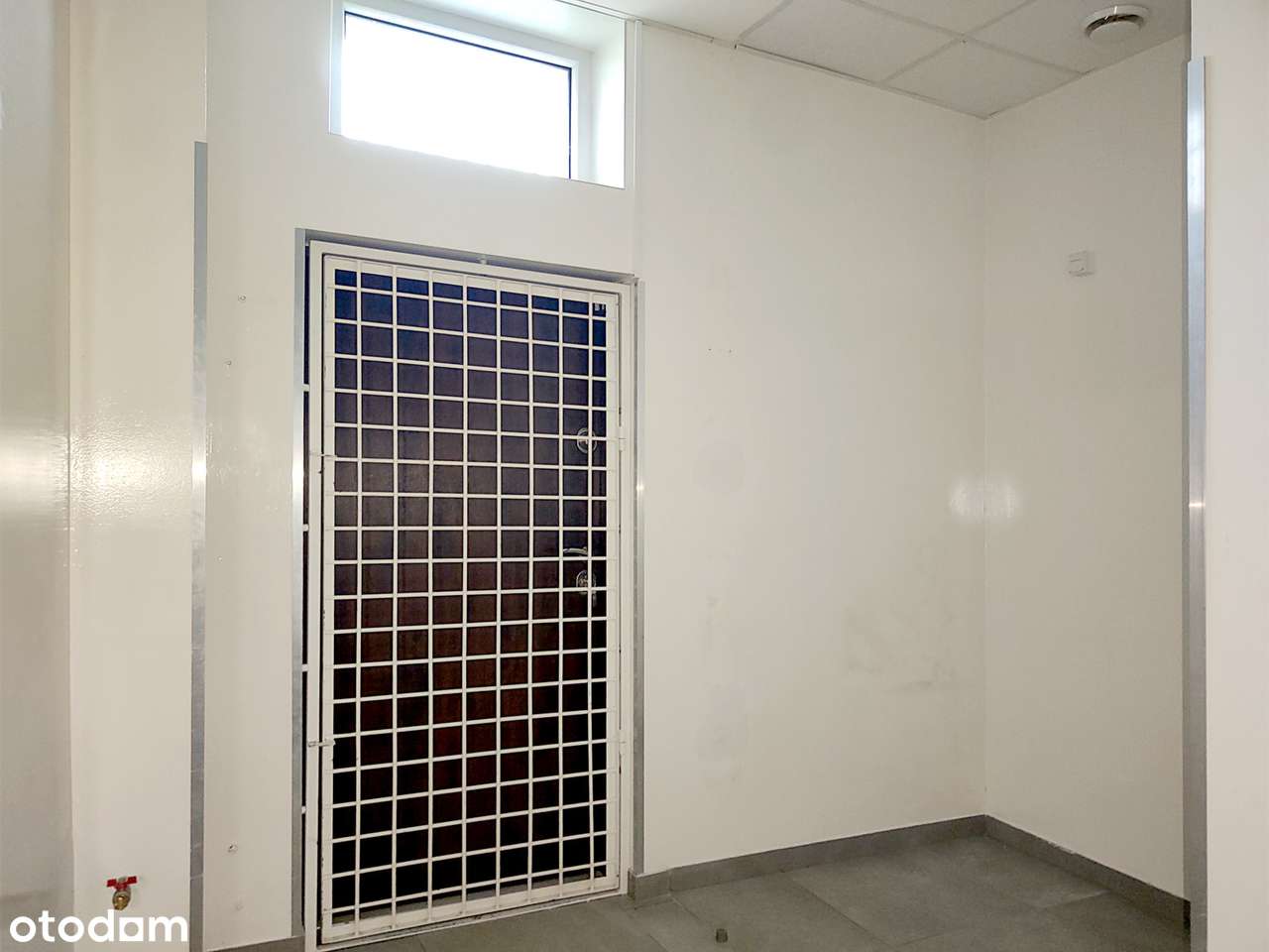 Lokal handl-usł. 79 m2 na parterze bloku na os. Południe-9