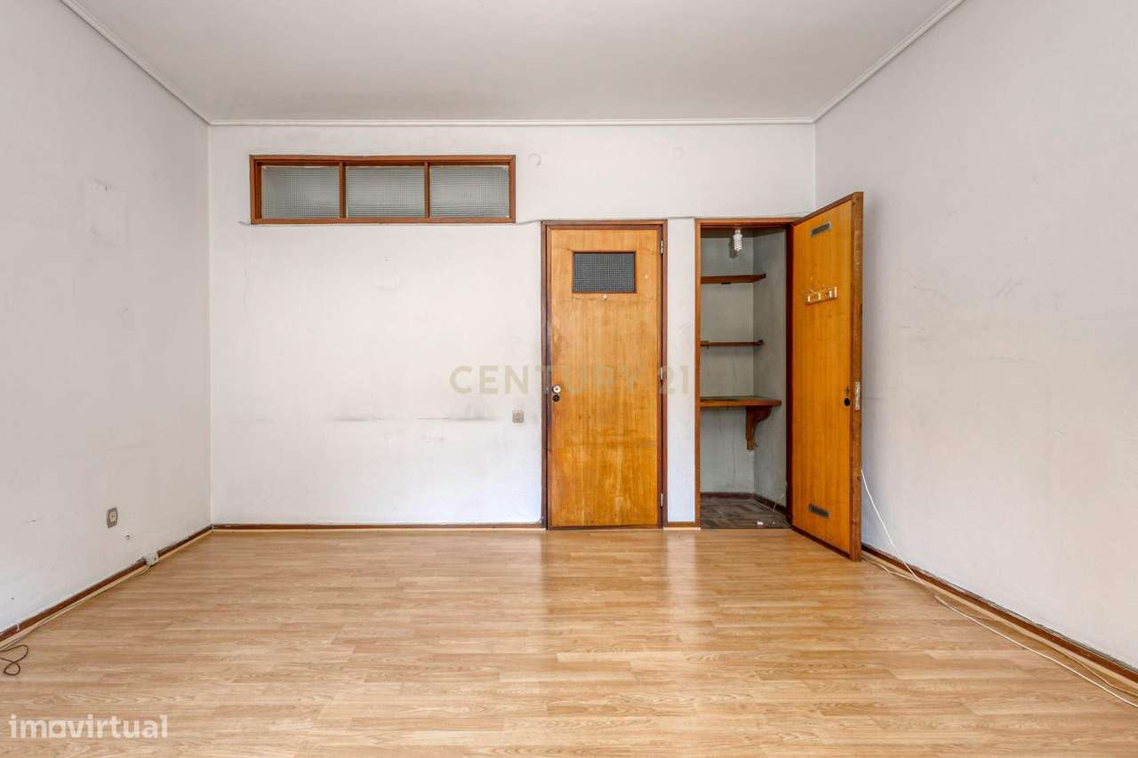 ✨ T1+1 com Pátio no Porto – Excelente Oportunidade de Valorização! ✨ - Grande imagem: 5/15