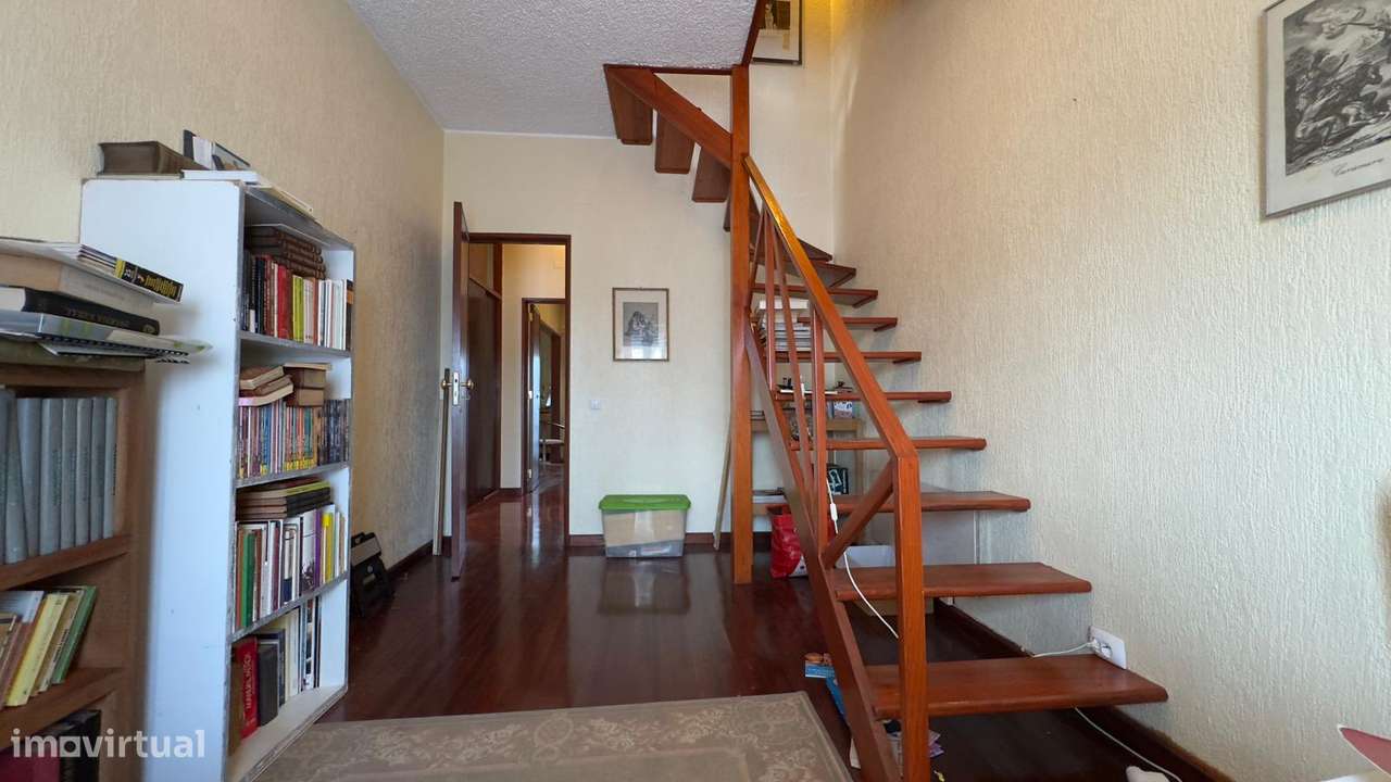 Moradia T6 - 220m2 - 3 pisos - 2 garagens - Barro - Pinheiro de Loures-38