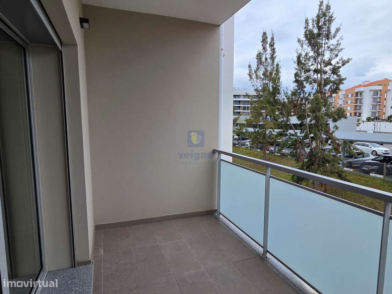 Apartamento semi-novo, T2, 2 WC, box p/ 2 carros e arrumos, em Leiria-6