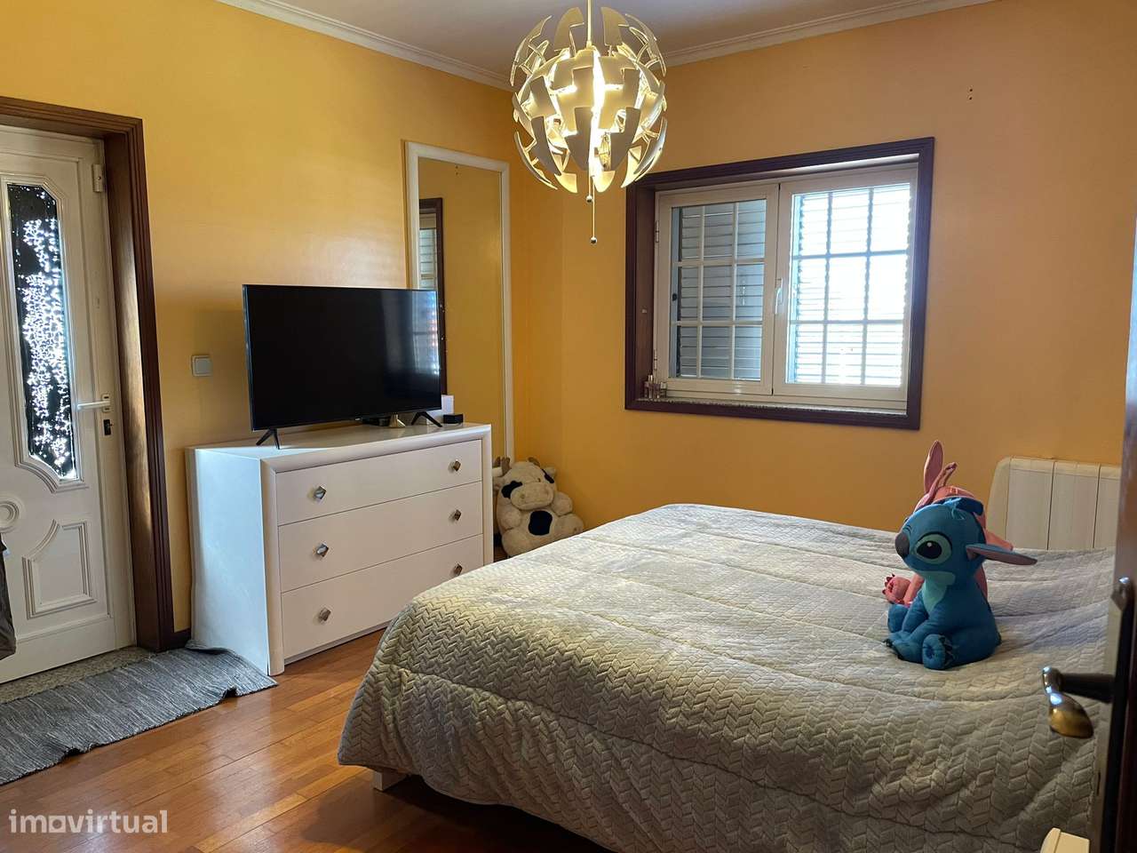 Moradia de 4 frentes com painéis solares, T4, piscina, cave e jardim-15