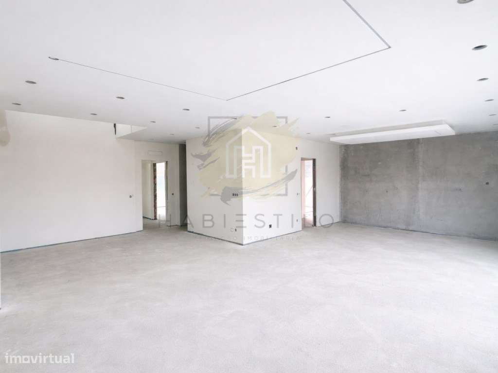 Moradia moderna com piscina, Suites e acabamentos de alta qualidade-2