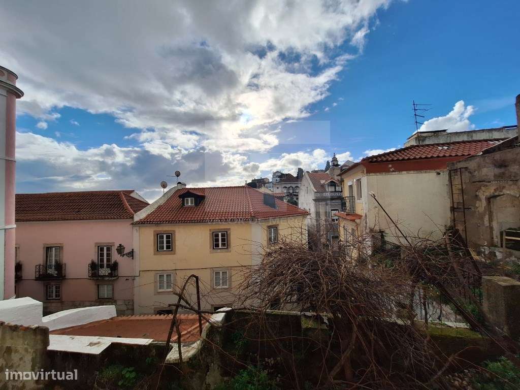 Apartamento T2 na Graça, Lisboa, perto de transportes públicos.-22