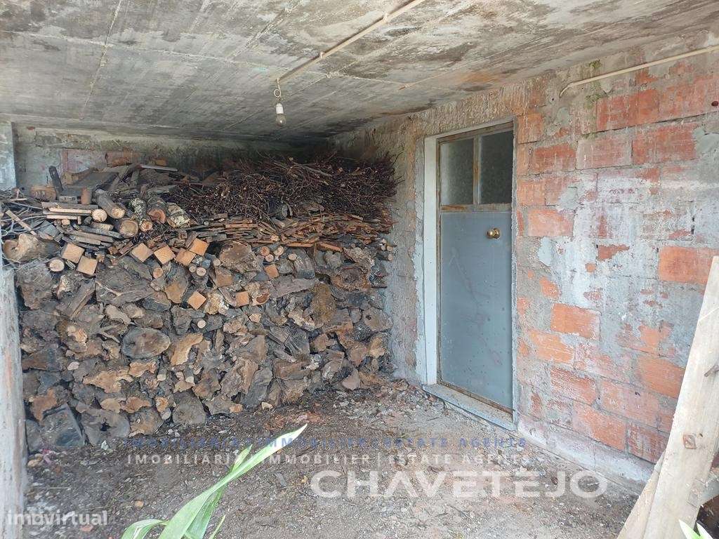 Moradia de Campo com Terreno, Furo de Água e Olival-29