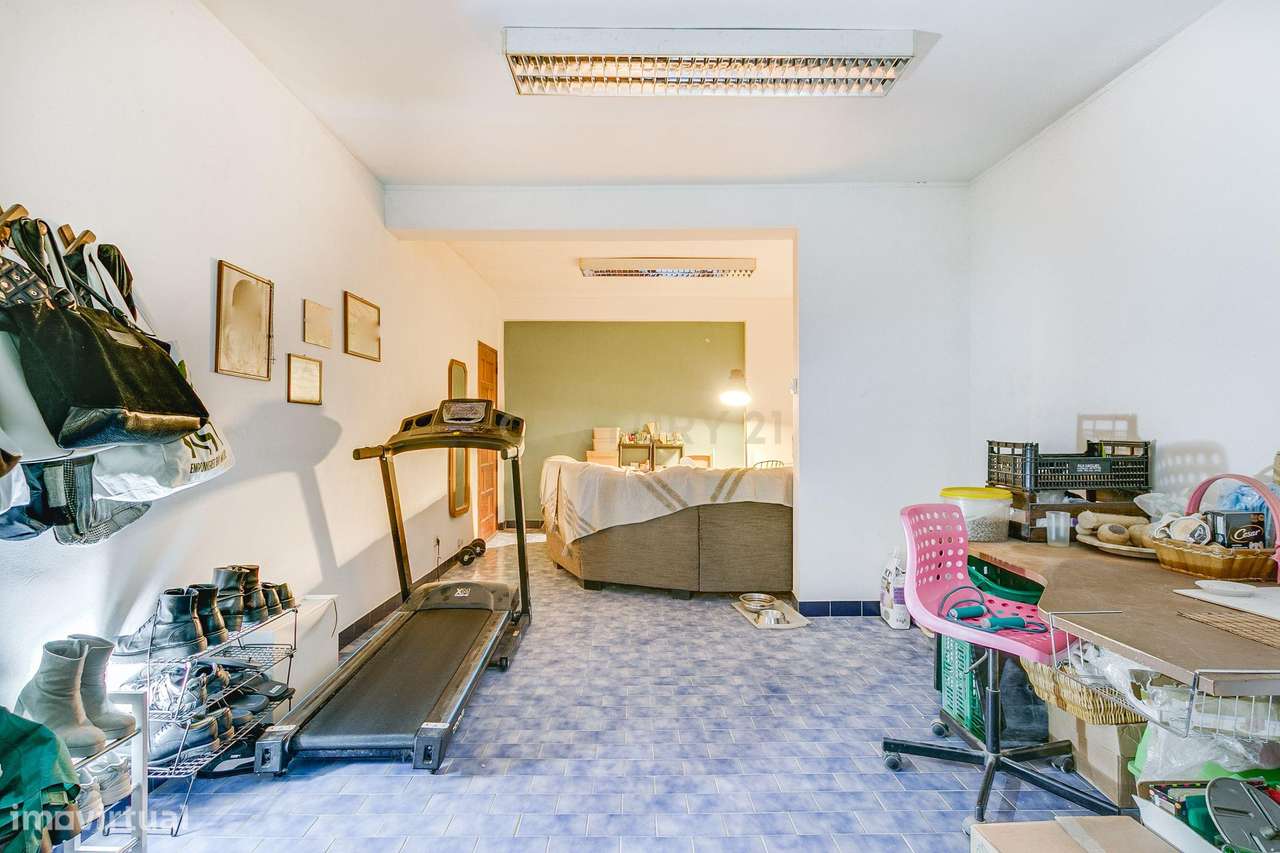 Espaçoso apartamento T4 transformado em T3-32