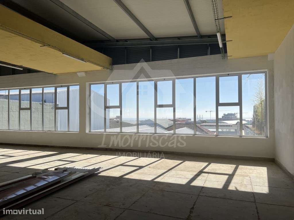 Armazém com área bruta de 750 m², em remodelação total no Prior Velho - Grande imagem: 5/15