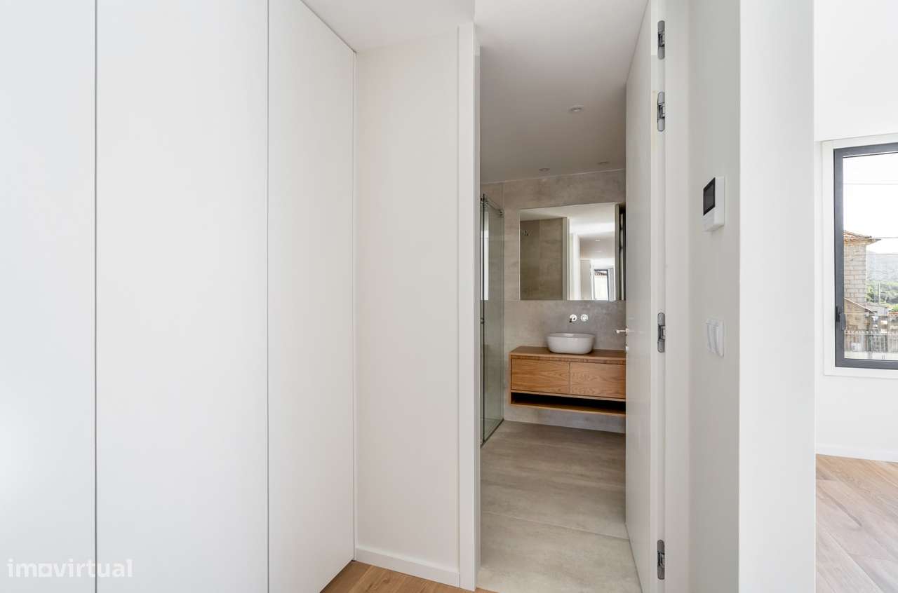 Moradia T3 de Luxo com 3 Suítes, Escritório e Piscina-23