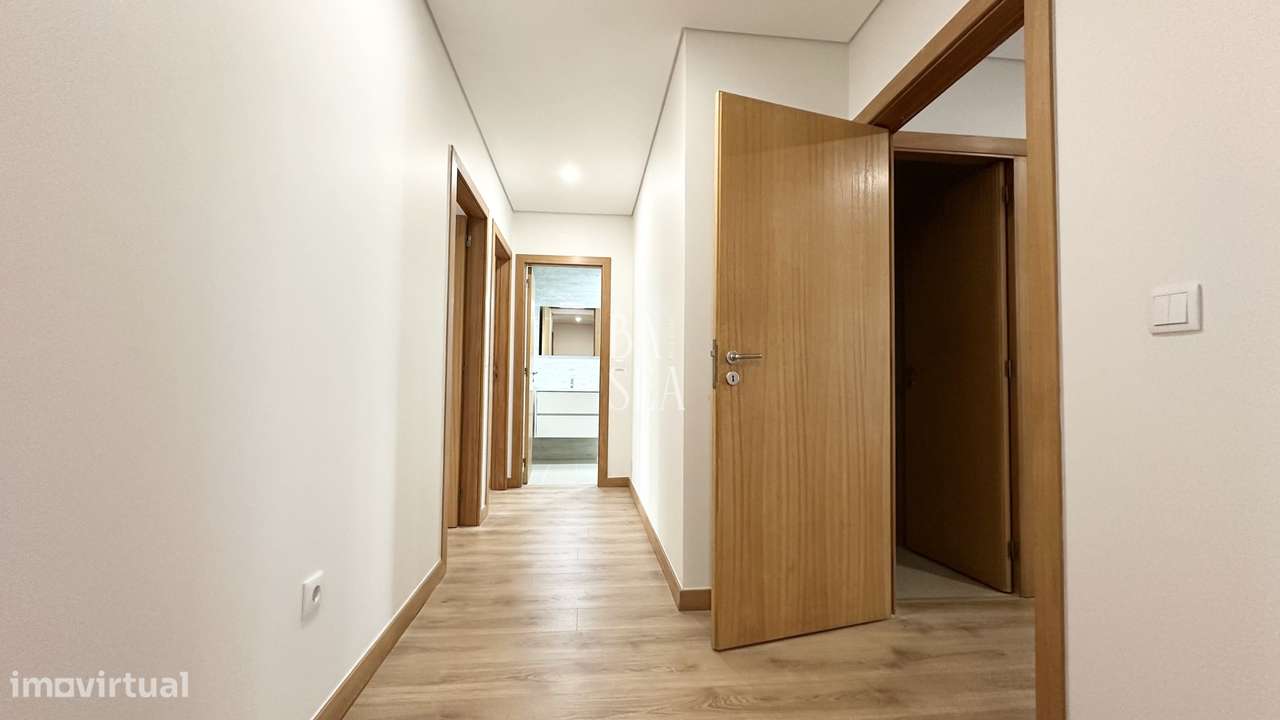 Apartamento T4 em  Nogueiró com uma box para 2 carros .-8