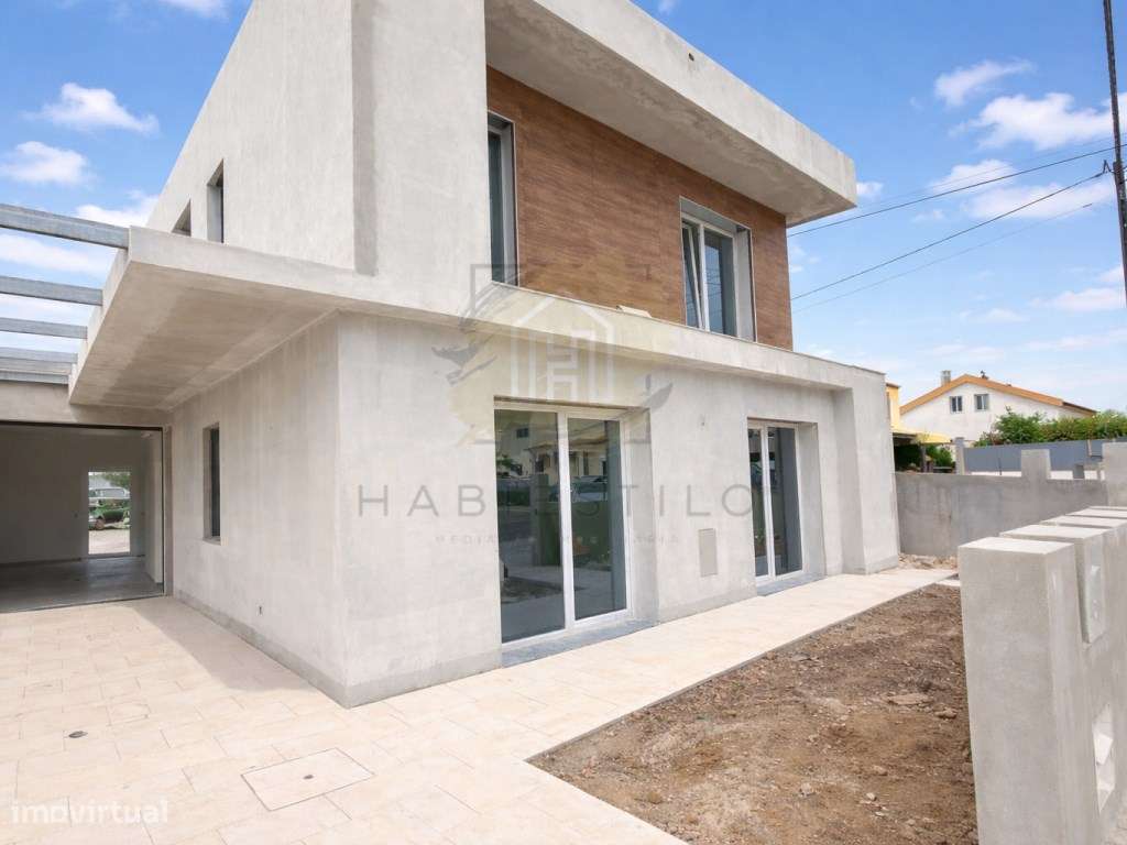 Moradia moderna com piscina, Suites e acabamentos de alta qualidade-0