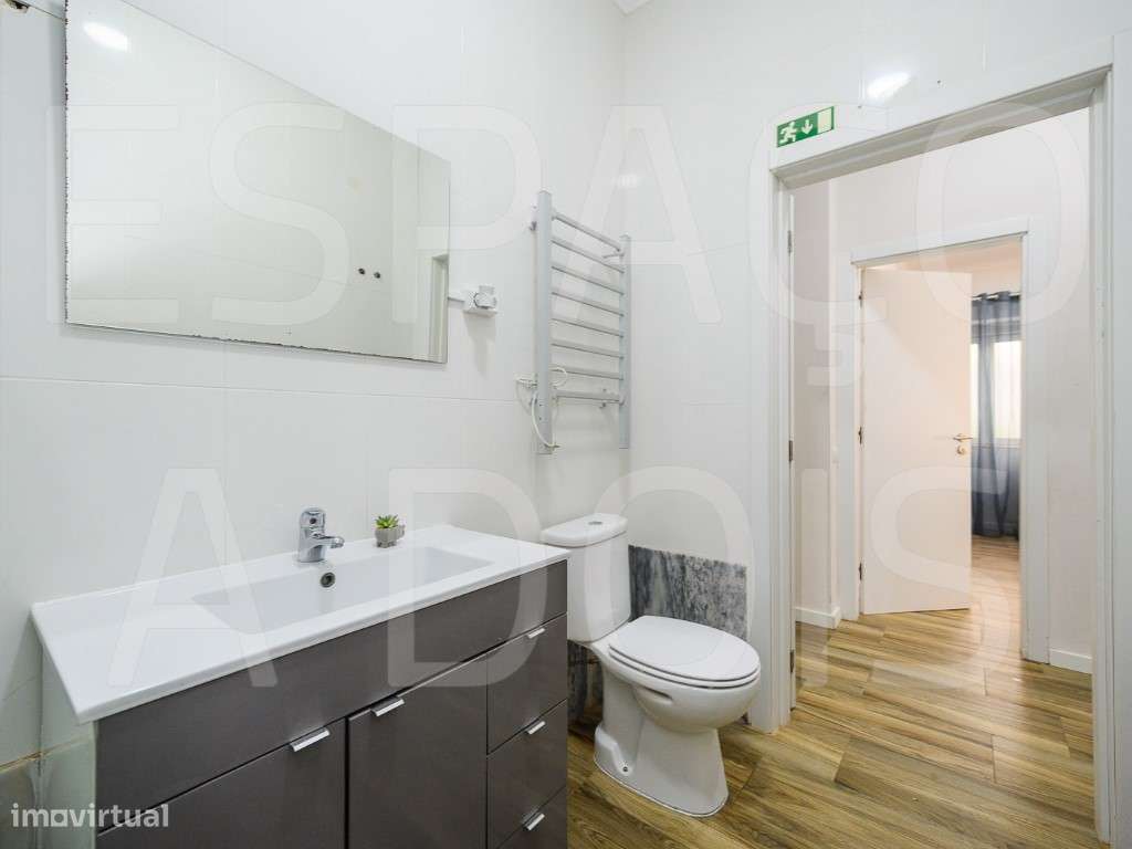 Amadora Centro | T3 Remodelado com 2 Suites e um Fantástico Logrado...-33