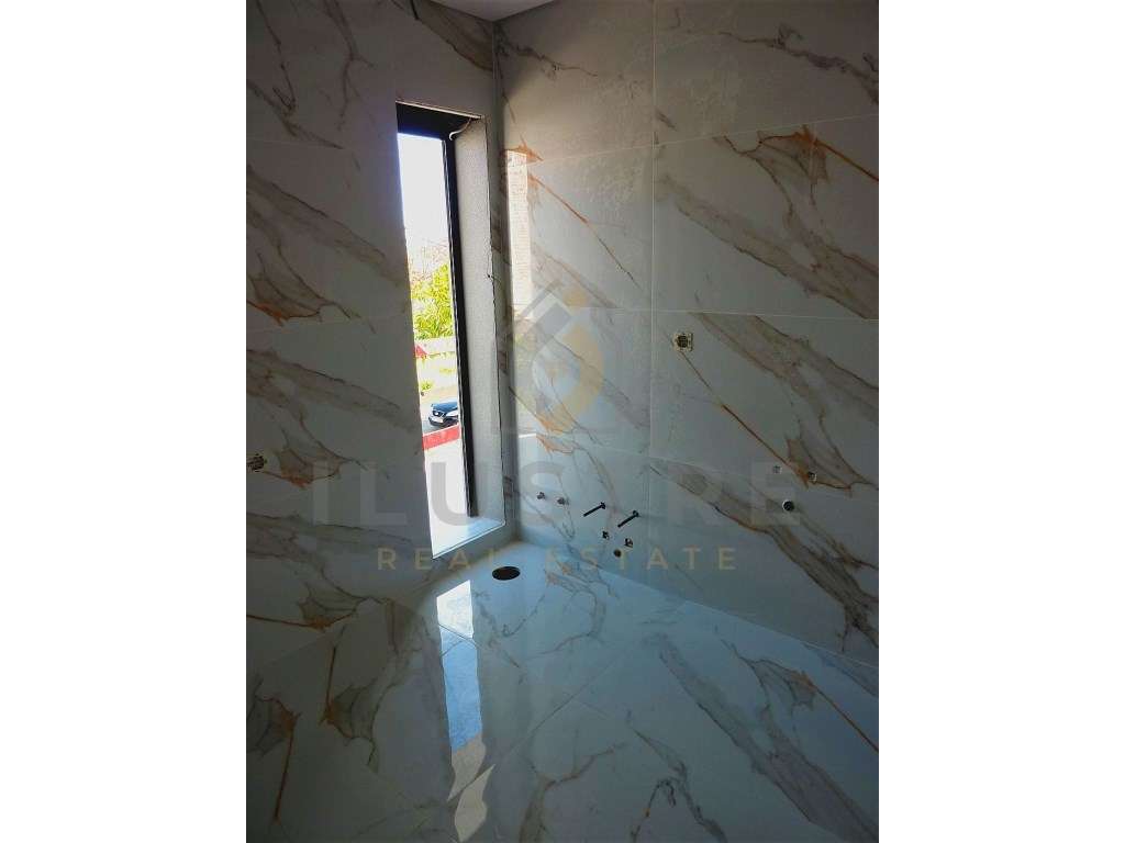 Moradia isolada com áreas generosas e piscina nos Foros da Amora-20