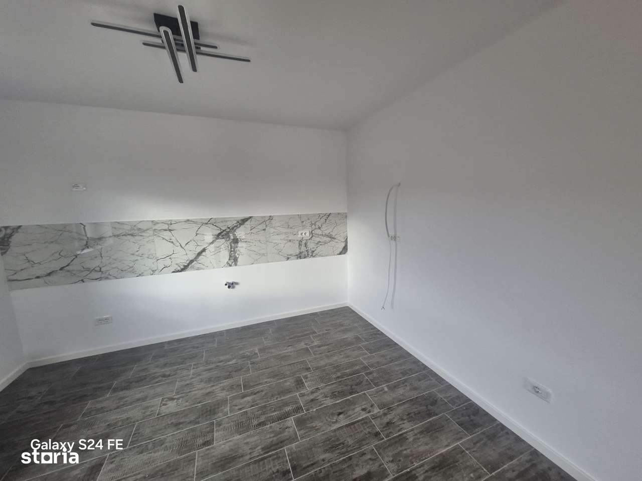 Casă independentă cu 3 camere/living /baie / și teren de 600mp - Imagine principală: 5/20