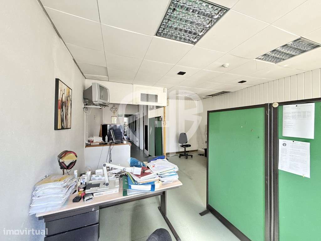 Edifício Comercial 2 Pisos // Rua do Padrão - Pedroso-21