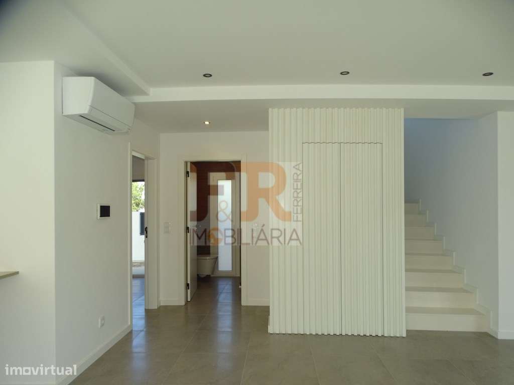 PRONTA!! Moradia Duplex T4 com Garagem, Quinta das laranjeiras Fern...-5