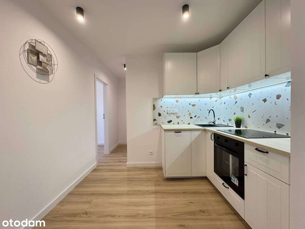 2-pokojowe mieszkanie - po remoncie - obok Sky Tower - PL,UA,RU,ENG-1