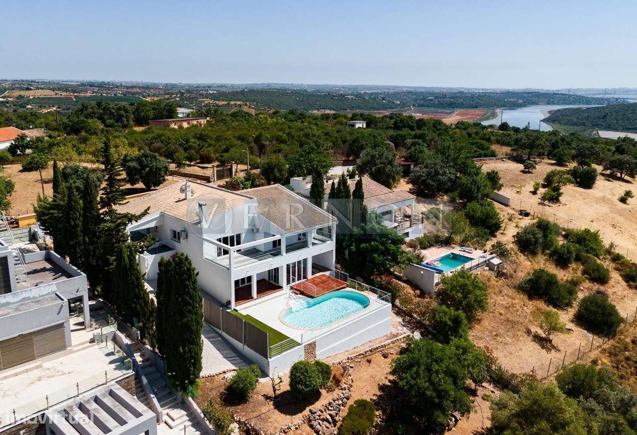 Moradia Renovada T4 com Vista Rio Arade, Piscina e 2.450 m² de Terreno-47