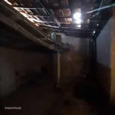 Armazém no centro da aldeia convertido em adega e garagem. - Grande imagem: 5/12