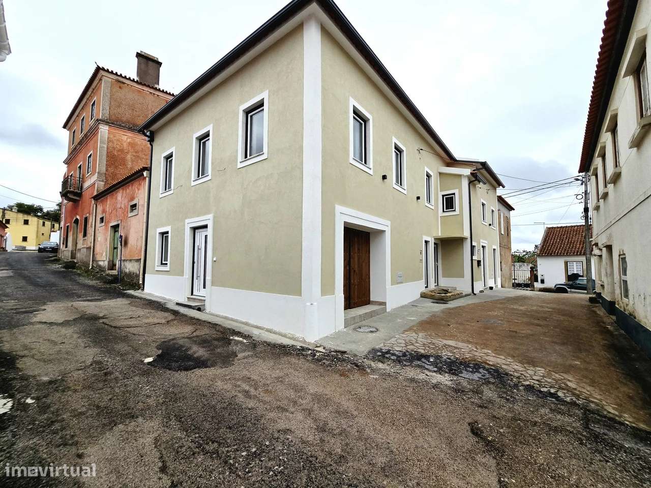 A casa onde o seu futuro começa – Moradia T3 remodelada, moderna e lum-1