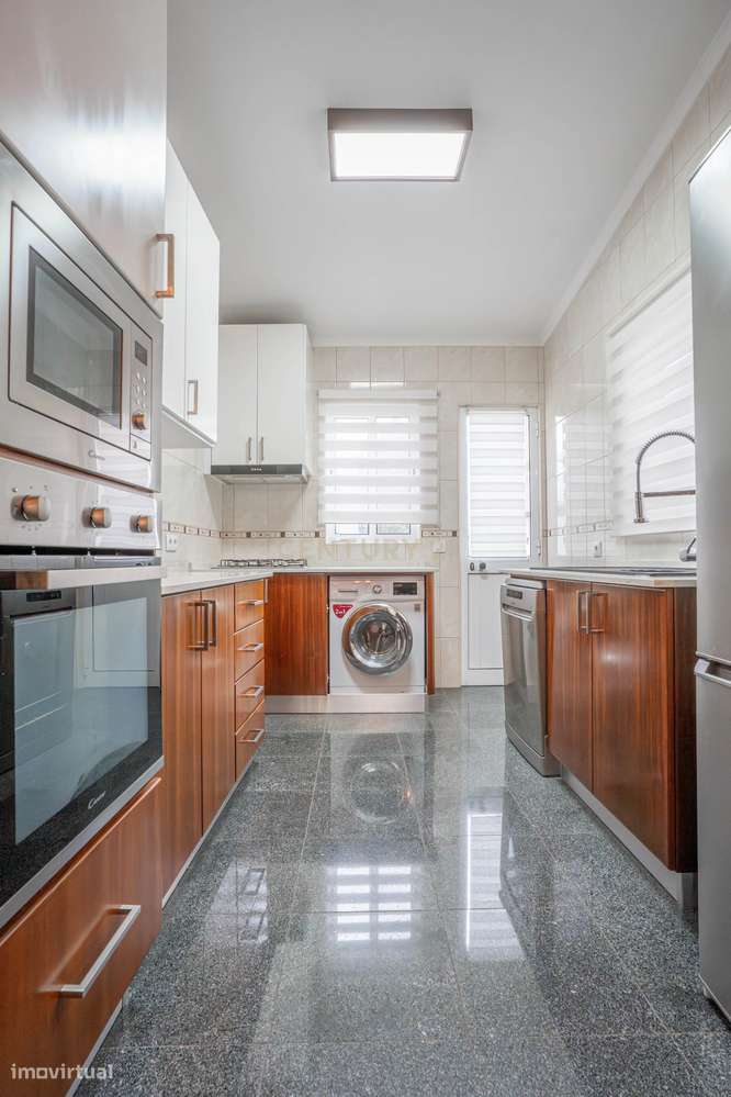 Oportunidade Única: T3 + T2 com Excelente Potencial-8