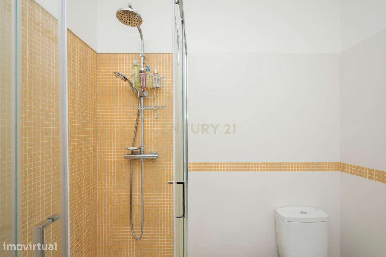 Moradia remodelada de 6 assoalhadas Exclusiva no Estoril-23