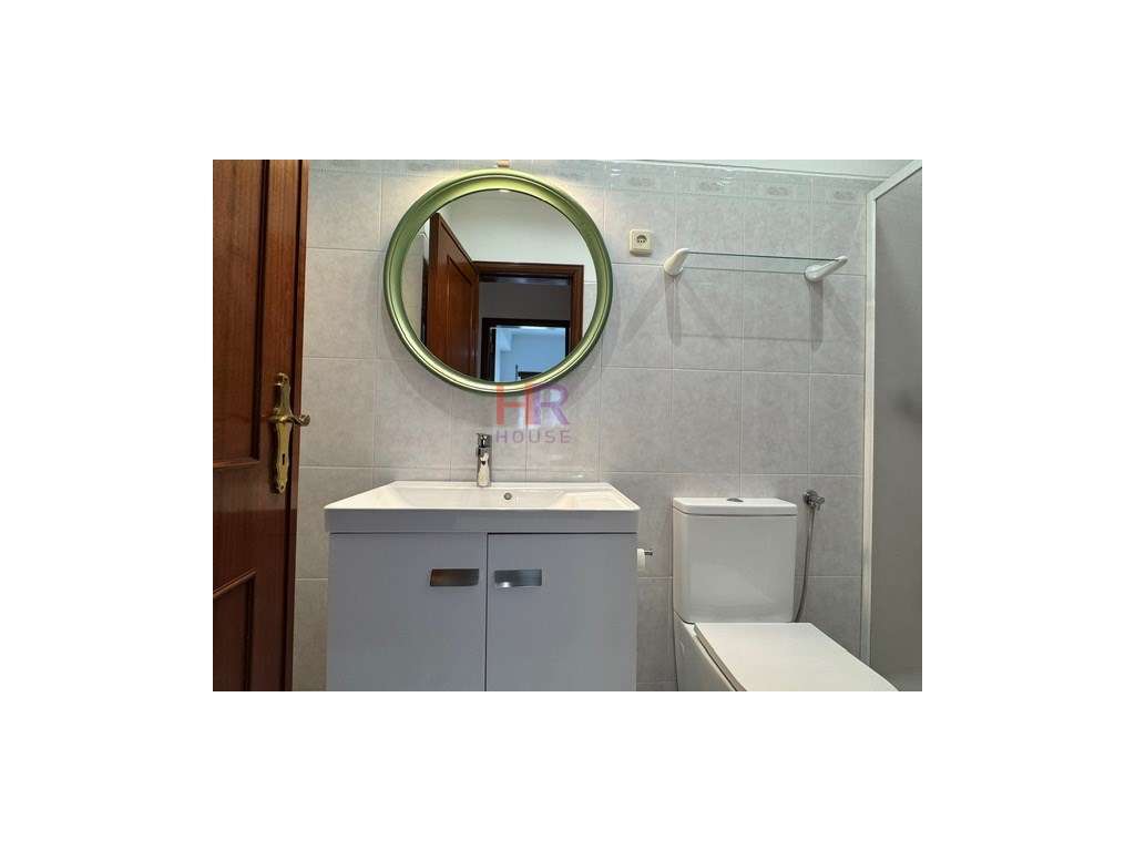 Vende-se T3 totalmente mobilado com três aparcamentos privativos.-14