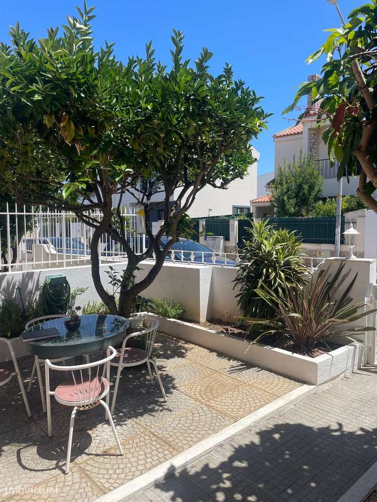Moradia em Banda T4 de 3 Pisos com Garagem-20