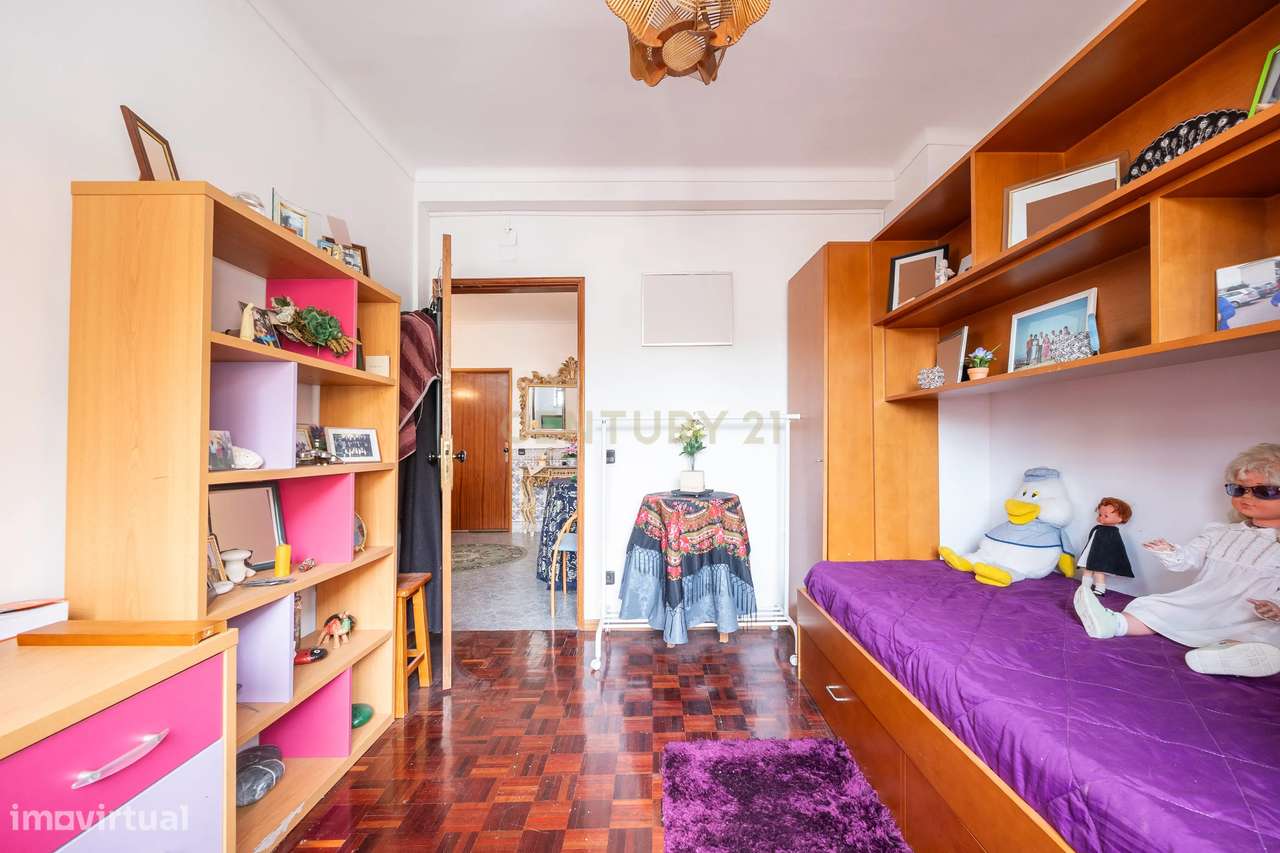 Moradia T5 com sótão + Anexo T1 + Estúdio | Garagem | Santa Apolónia-13