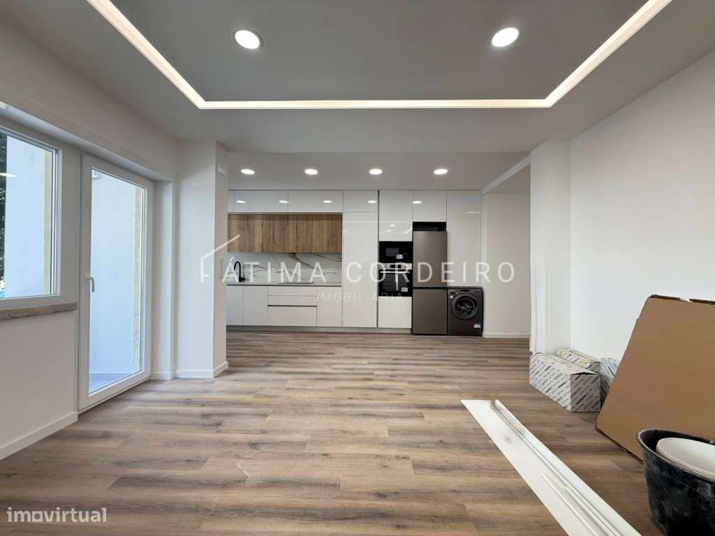 Fantástico T2 com 95m2 Remodelado com arrecadação no centro da Cost...-3