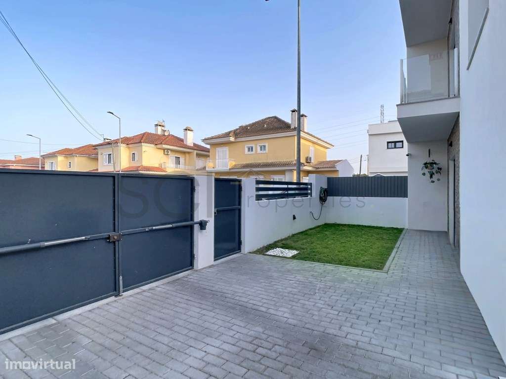 Moradia T3 Como Nova, com Garagem e Piscina em Fernão Ferro-50