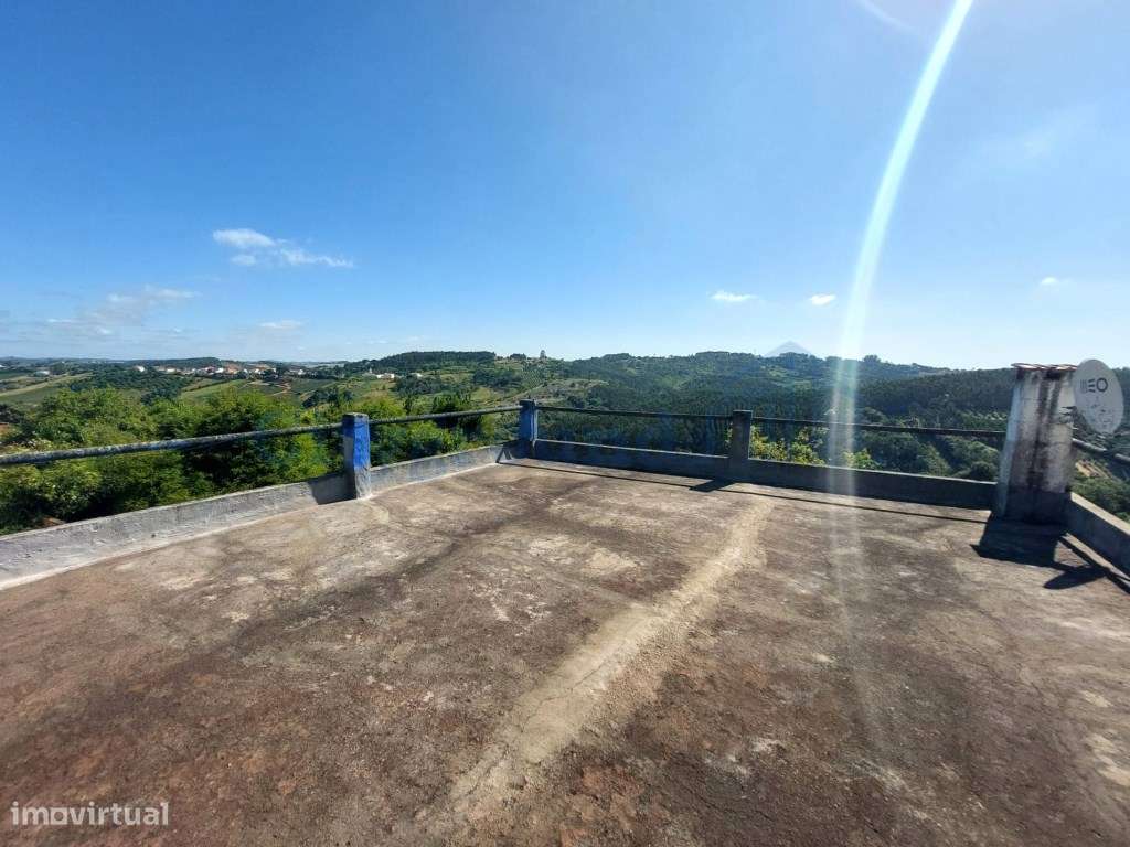 Moradia com armazém, terraço e pátio para recuperação-16