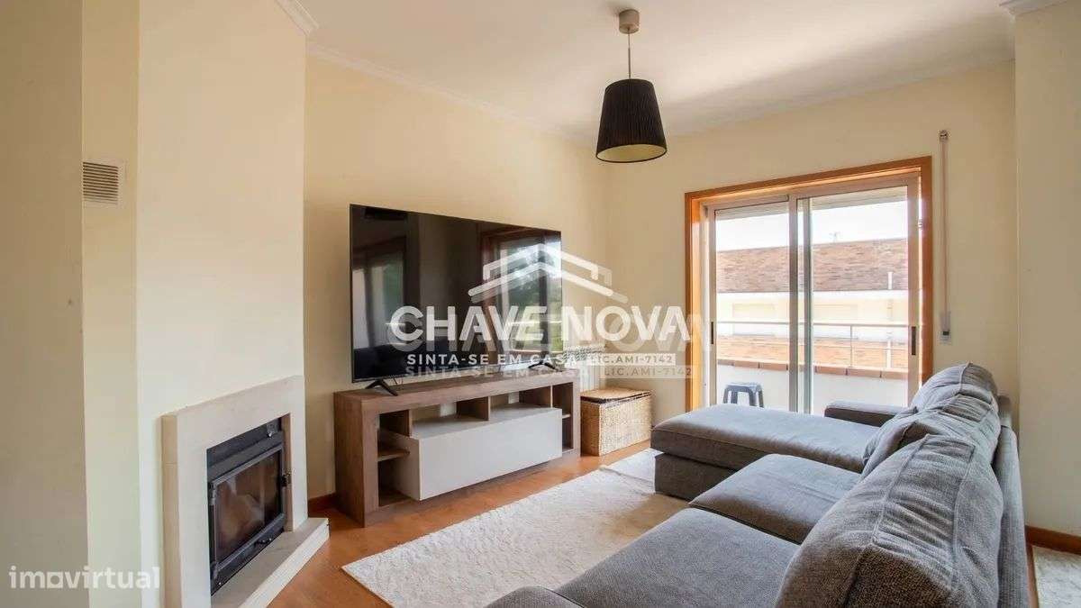 Apartamento T2, em Pedroso, com duas varandas, garagem e arrumos-5