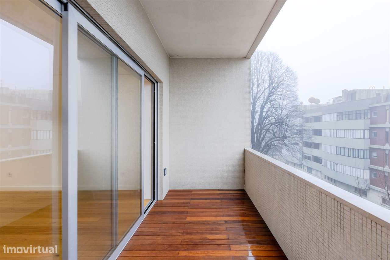 Apartamento T3 Renovado com Varandas na Avenida da Boavista-34