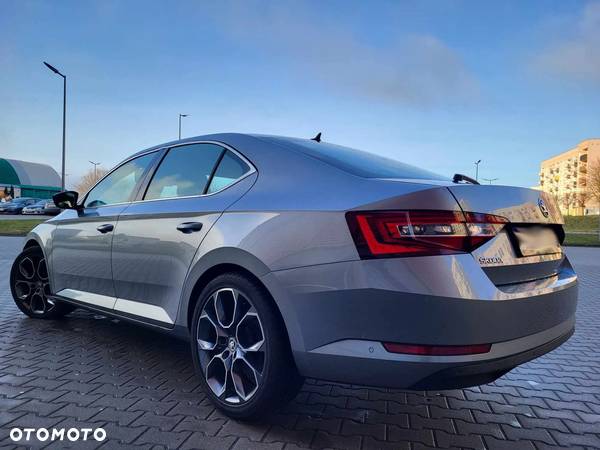 Skoda Superb 2.0 TDI DSG Sportline - 6